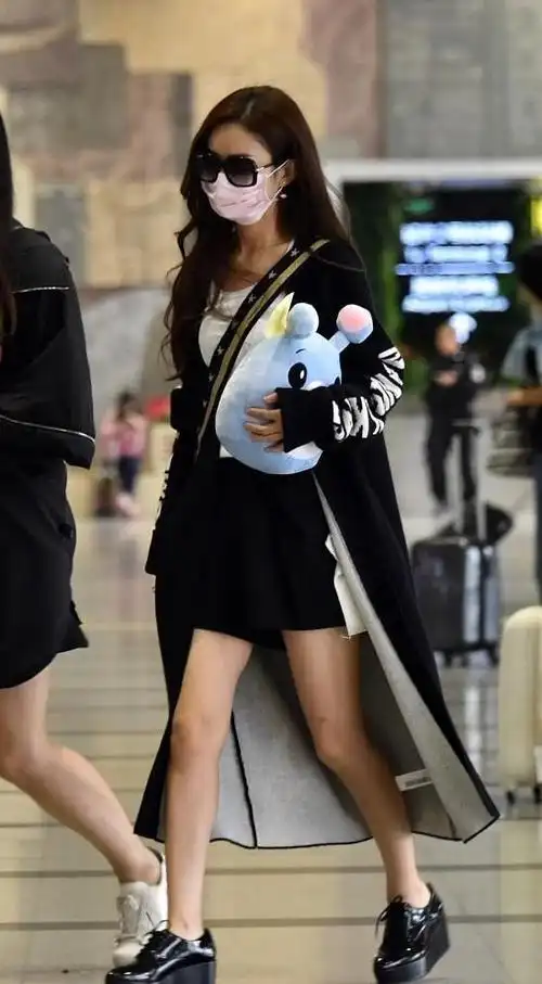 赵丽颖挑染发色挺有个性,穿开衫显得身材小巧,但看脸挺成熟的