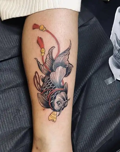 鱼纹身图片_腿部新传统鱼纹身图案