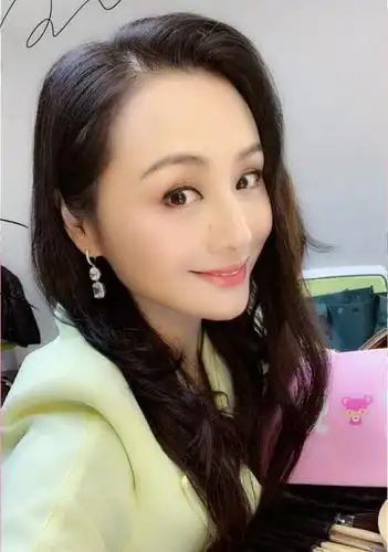 昔日主持一姐曹颖近照,现如今她成功减肥,瘦成锥子脸判若两人!