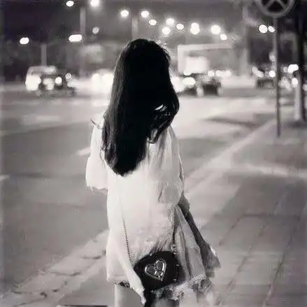 黑白 披发 背影