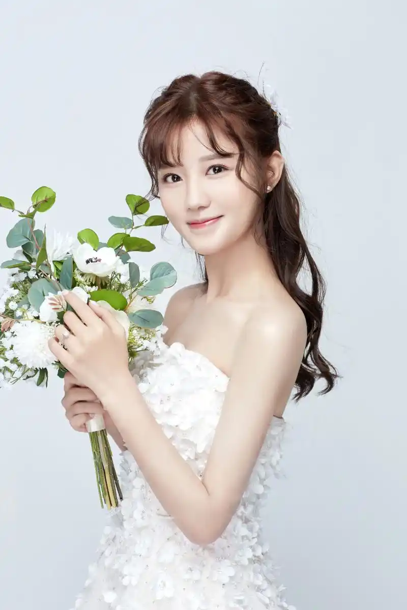 女艺人陈意涵仙气十足甜美婚纱写真