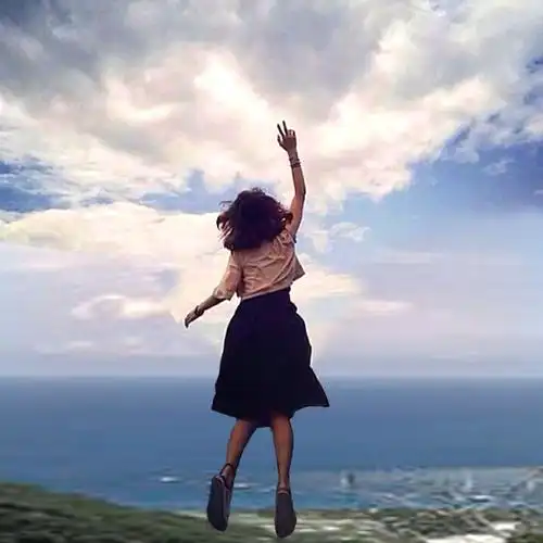 求 女生背影 剪刀手 的好看唯美图片!越多越好 清楚点的!