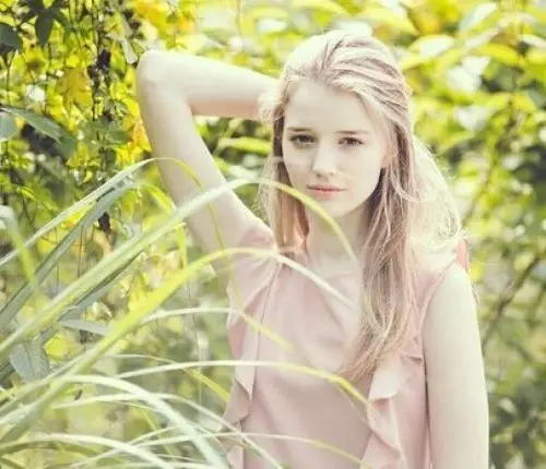 地铁歪头美女走红 网友大赞:美若天仙