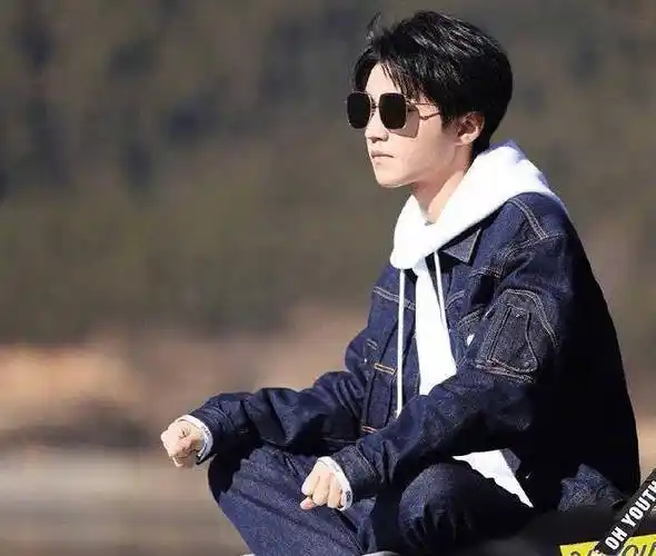 《恰好是少年》花絮:王俊凯墨镜造型像霸总,镜头一转却原形毕露