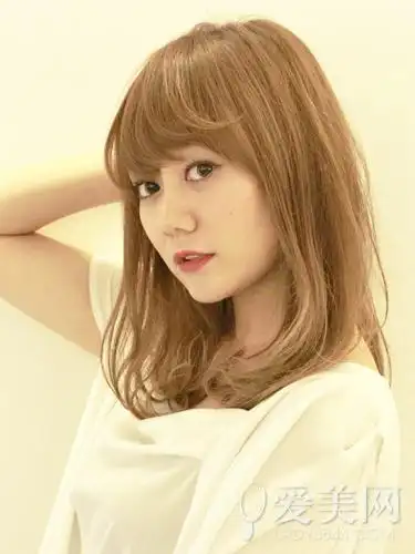 女生短发搭配棕色 尽显潮流时尚魅力