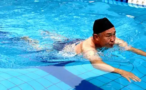 老人如何游泳