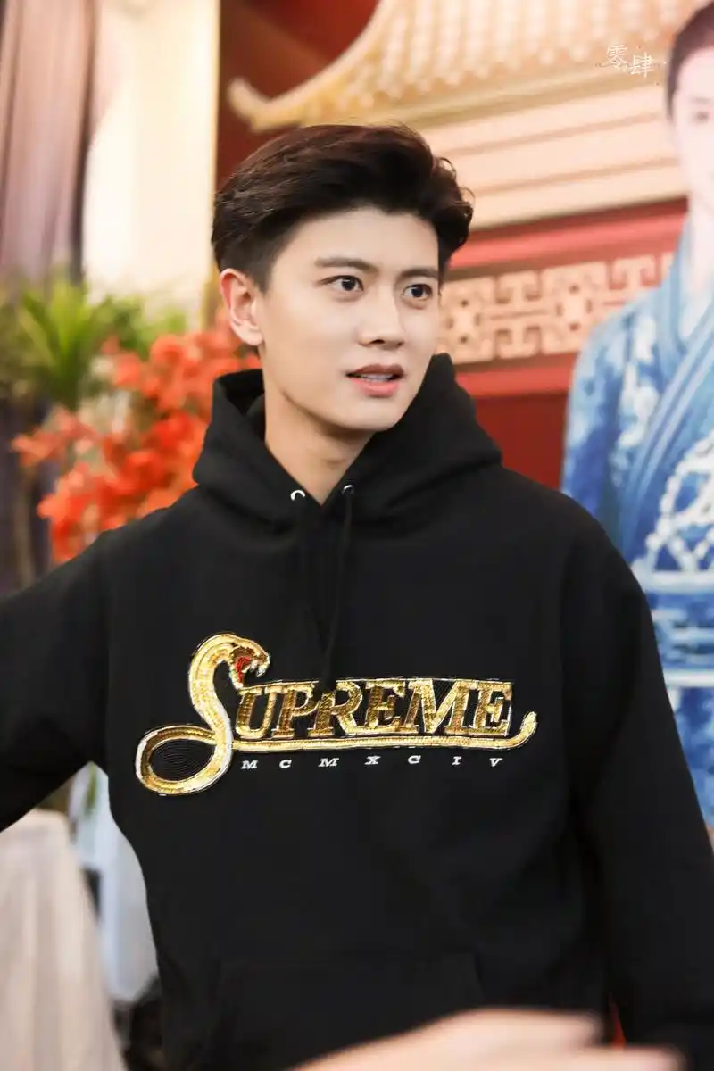 好喜欢任嘉伦这个发型#任嘉伦# #明星生图大赏# #娱乐最前沿