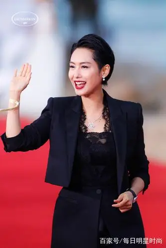 明星朱茵海南岛国际电影节闭幕式红毯星尚现场,女神还是那么美