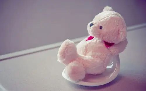 悠然自得的可爱小熊玩偶高清电脑桌面壁纸