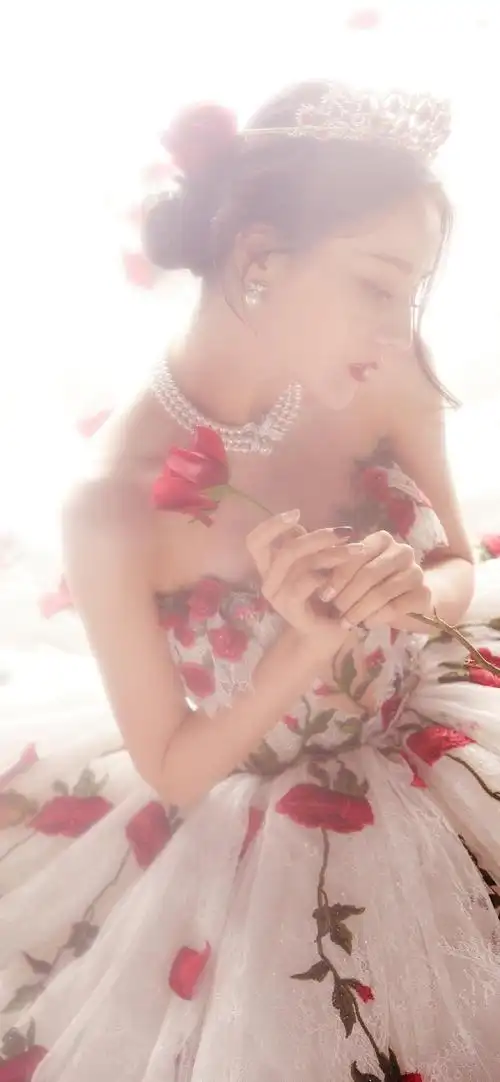 迪丽热巴玫瑰裙仙气高清手机壁纸