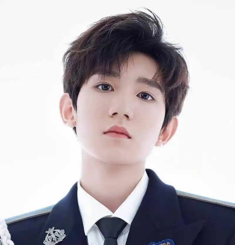 王源,这位备受瞩目的年轻艺人,最近在微博分享了他在伯克利的生活随拍