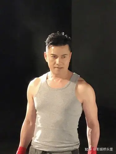 64岁吕良伟与小33岁徐冬冬演情侣男方身材超好3婚娶富婆