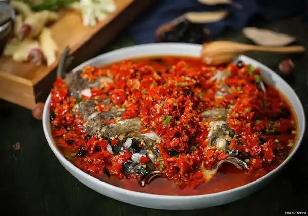 剁椒鱼头做法剁椒鱼头是湘菜的代表菜之一,以鱼头的"味鲜"和剁椒的"辣