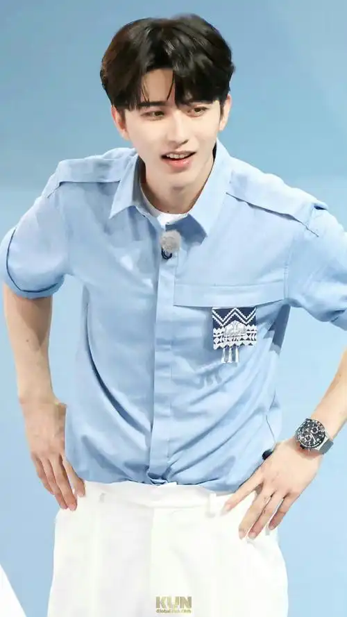 大长腿,叉腰的坤坤好可爱#蔡徐坤#afterglow-蔡徐坤