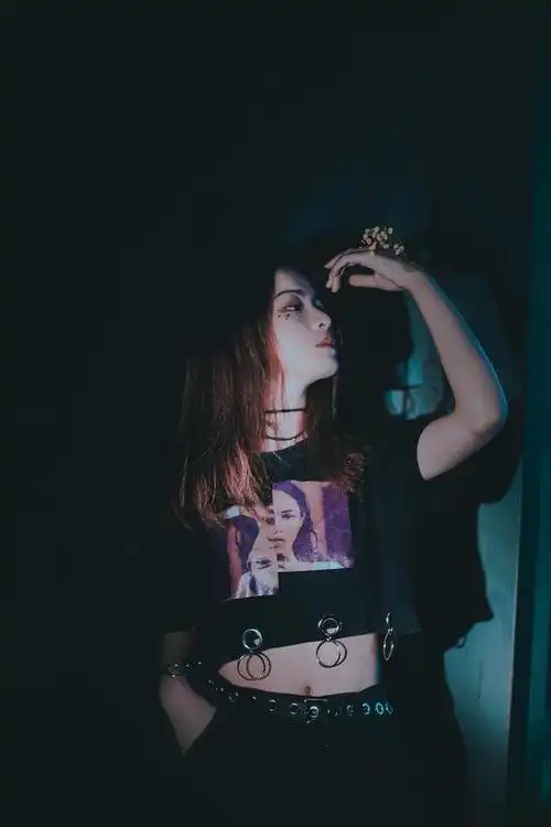 人像 人像 酷 唯美 写真 一个人 个性 半身 全身 地下室