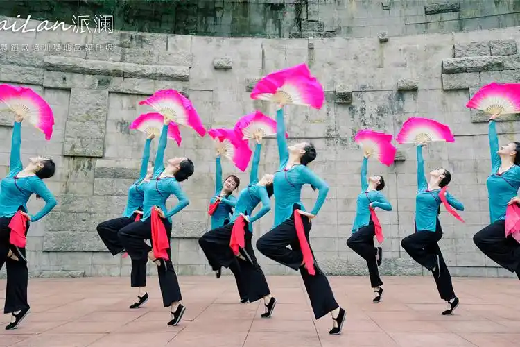 豪横感尽显无遗的舞蹈抬龙王优美大气的扇子抖动得神采飞扬