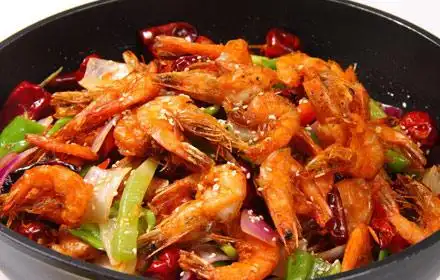 鲜香爽口的麻辣虾锅,热气腾腾的锅子和冬天更配哦!