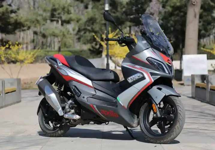 实拍新世代运动大踏板阿普利亚srmax300速览