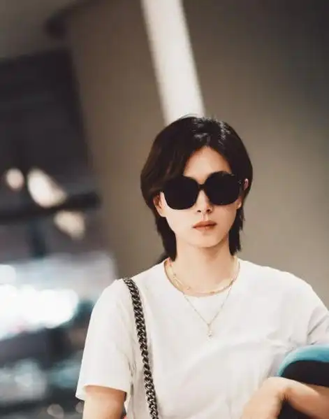 万茜亮相机场白衣清纯年轻气质爆棚