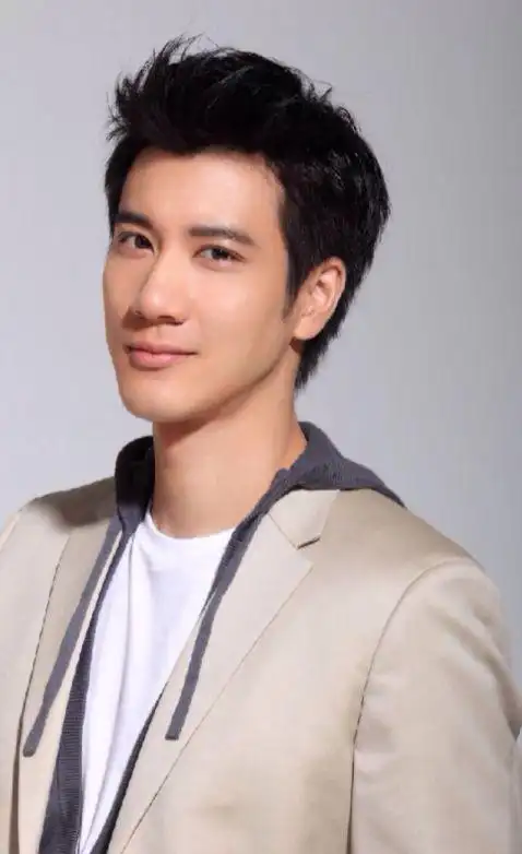 45岁王力宏最新近照剪短发帅回巅峰生图状态超年轻