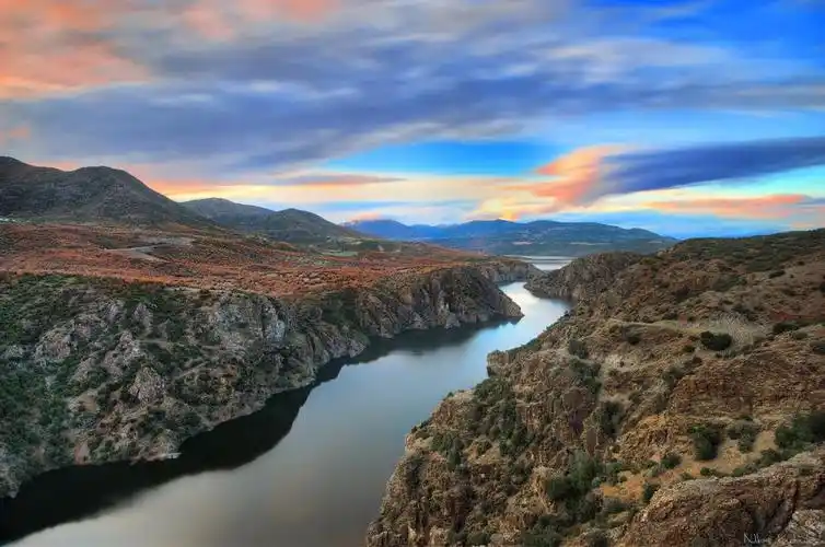 雨云下的山脉风景摄影高清壁纸