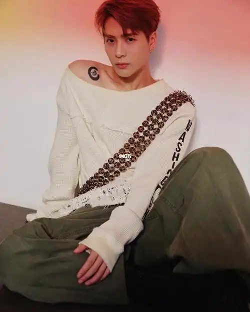 王嘉尔拍杂志没有丝毫生硬和那种硬凹造型的做作感坚定的眼神你即使