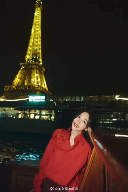 杨紫巴黎夜景街拍大片曝光合影埃菲尔铁塔一身红明艳动人