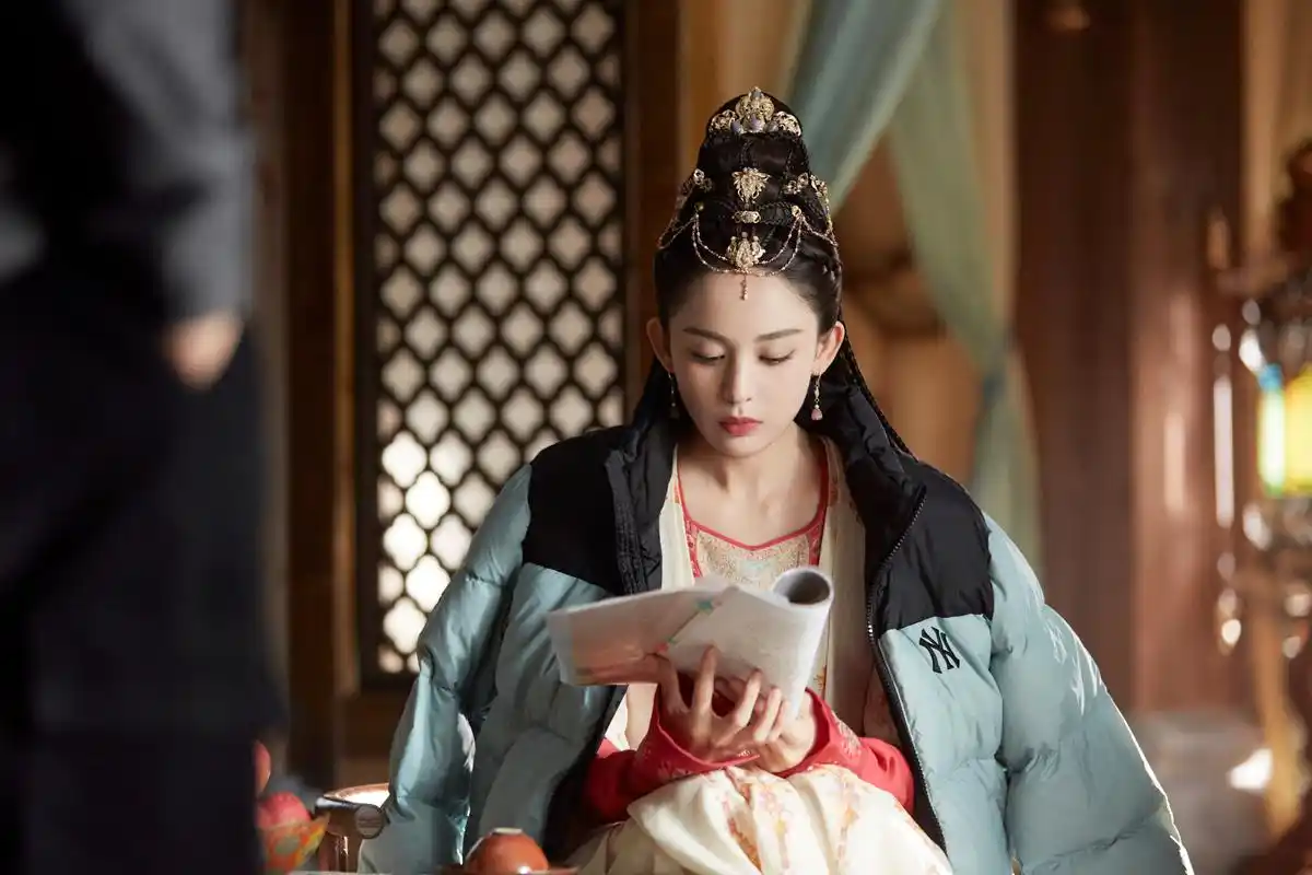 娜扎 库狄琉璃现场花絮照送达～认真研读剧本,揣摩每句台词,乖乖沧北