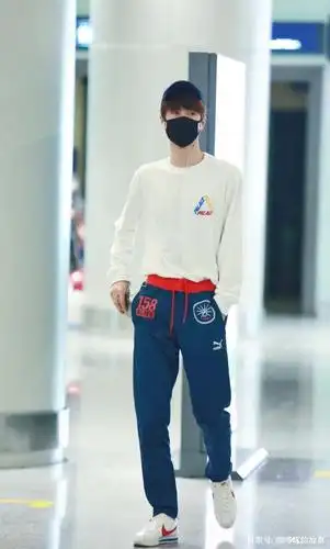 王一博机场全身照小合集,日常感叹酷盖身材比例,妥妥的小王子