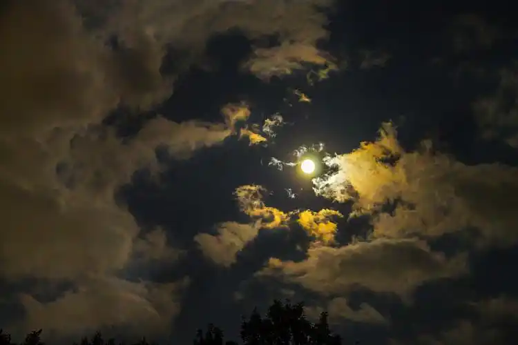 有云星星和满月的夜空图片素材