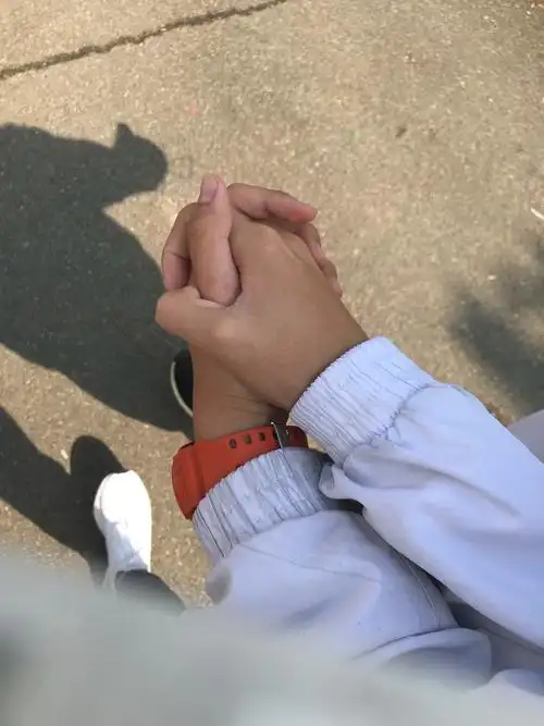 这是星期四上午我在二饭那边车间上课,放学时和舍友拍的手牵手照片