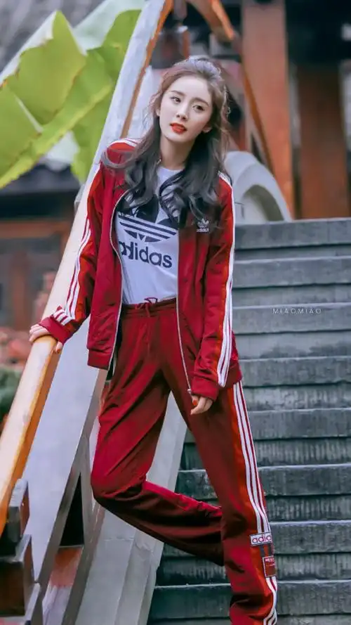 谁说穿运动装不美丽,杨幂套上一身红后,网友:世界都被你征服了