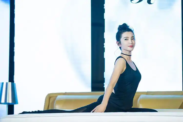 44岁李冰冰台上做瑜伽,大秀纤腰翘臀