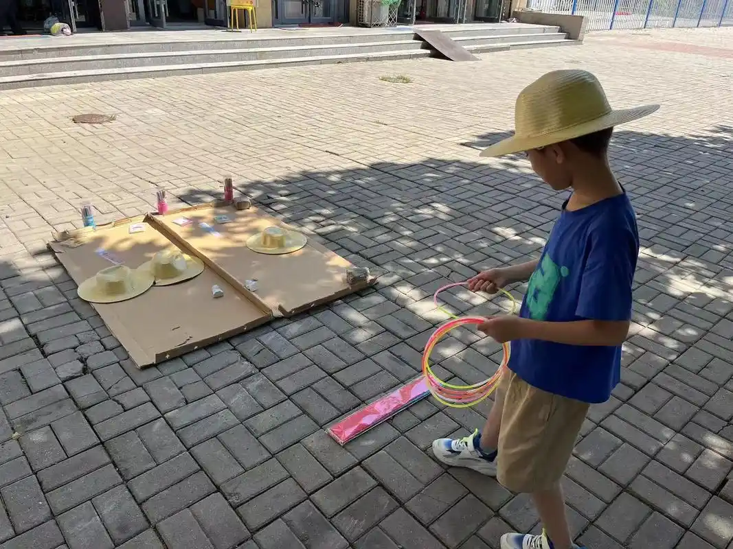 轻松愉快的套圈活动～热烈欢迎小朋友们来参加呀!#画画96 # - 抖音