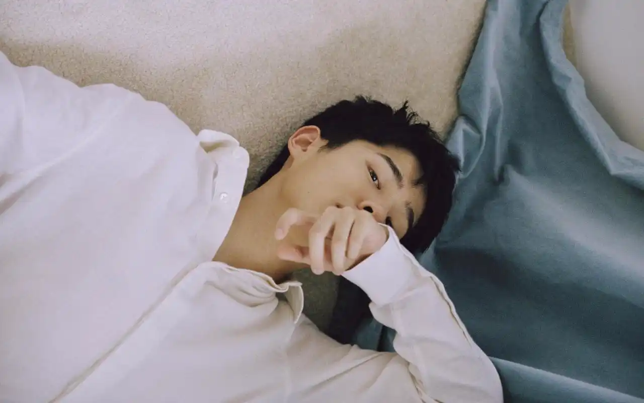 刘昊然白衬衣帅气写真高清图片桌面壁纸