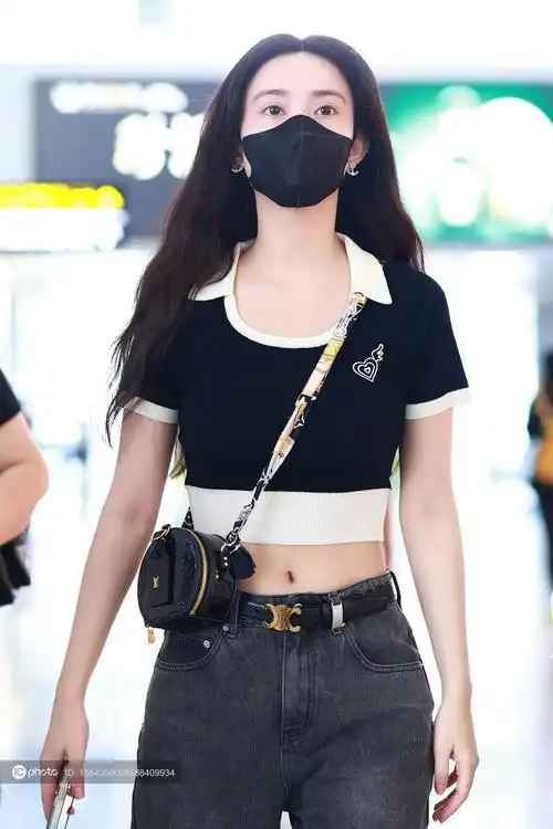 孟子义黑白露脐短衫搭牛仔裤现身机场 长发披肩气质绝绝子 - ic_photo