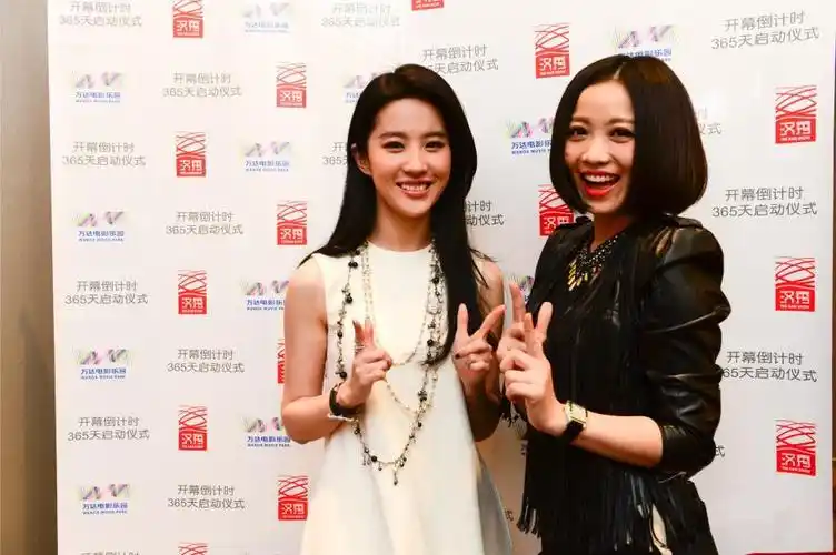 演唱《也许明天》《memory》娱乐圈好闺蜜,姚贝娜刘亦菲发小伙伴聚首