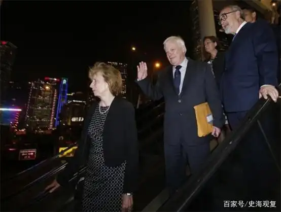 1997年6月30日,熊自仁少将率五百余军从深圳出发,强势入驻香港