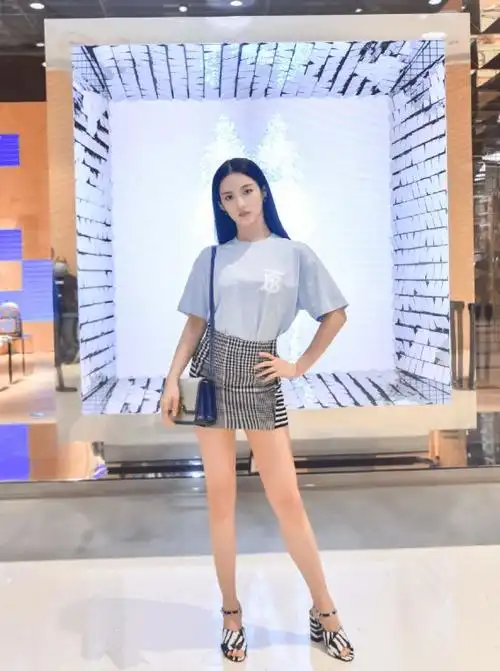 刘些宁机场私服照假两件菱格马甲衬衫裙现身可甜可酷个性十足