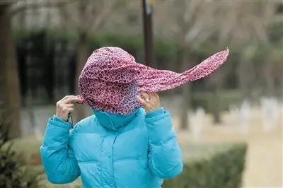 时政 滚动新闻  遇到雾霾,沙尘等严重污染天,北京的交警可以戴口罩