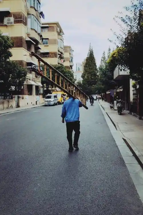 在马路上拍老房子和路人的背影,是我最喜欢做的事 | 555 project_虹口