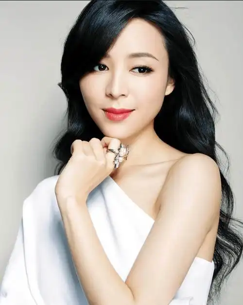 43岁张静初堪称绝美!想不成功都难,幕前惊艳,幕后睿智的女人!