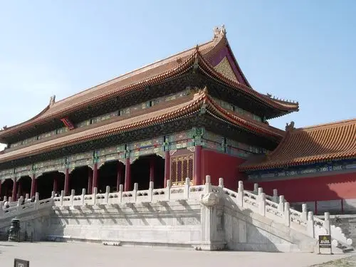 是世界上现存规模最大的古代宫殿,同时也是最大最完整的木结构古建筑