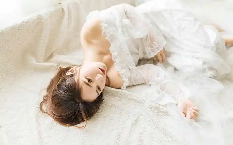 性感美女白色蕾丝裙唯美诱人写真桌面壁纸