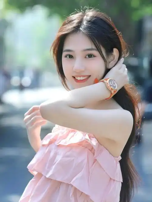 她的长相很甜美可爱,长相和气质都非常讨喜,因此,有很多人喜欢她!