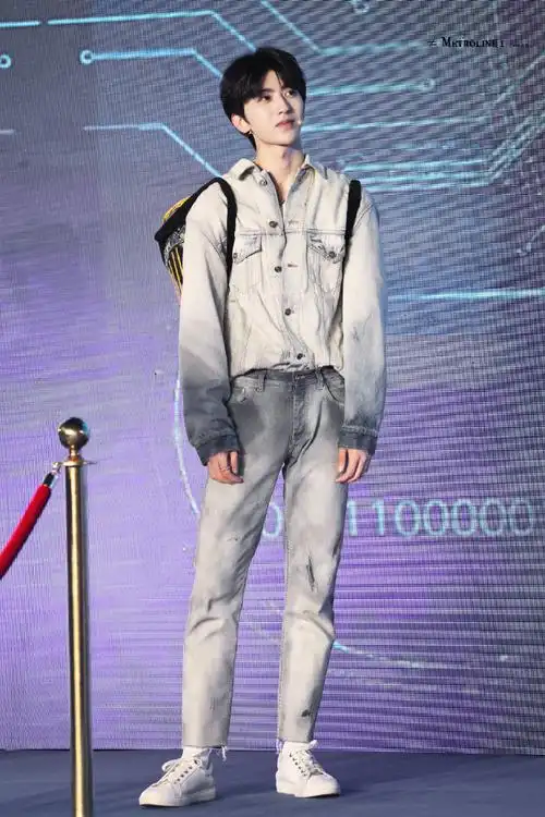 这腿呀la————么长    #蔡徐坤#ride or die -蔡徐坤