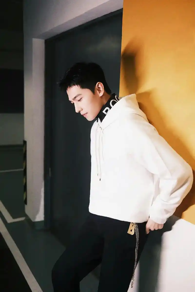 杨洋 太好看了吧#杨洋白色卫衣 #杨洋壁纸  - 抖音