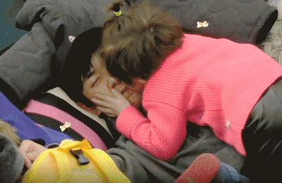 易烊千玺荧幕初吻被夺走了! 录制过程中,被北鼻们强吻是什么感觉?