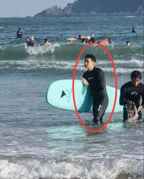 gq众男星三亚冲浪李现有腹肌蔡徐坤有肱二头肌杨颖有马甲线