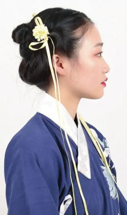 中国妇女的发式,形形色色,五花八门,谁也难以说清它究竟有多少种类.